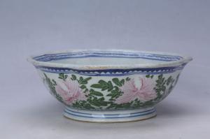 003073“义兴”款青花红绿彩花鸟纹花口碗