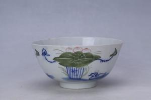 003078青花红绿彩莲池纹碗