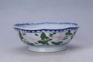 003081“顺玉”款青花红绿彩花卉纹花口碗