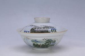 003265“五和出品”款“同盟胜利”青花红绿彩山水纹盖碗
