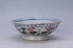 003084青花红绿彩莲池纹花口碗