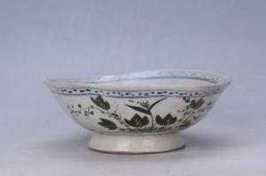 003086釉上彩花草纹花口碗