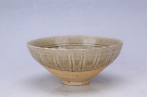 002050青釉刻花花卉纹碗