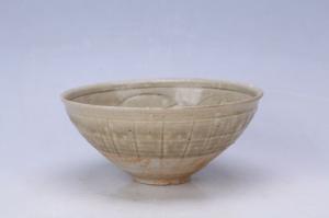 002053青釉刻花花卉纹碗