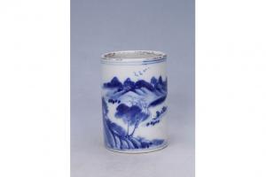003337“荣利出品”款蓝彩山水纹笔筒
