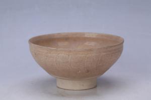 002070青黄釉刻花花卉纹碗