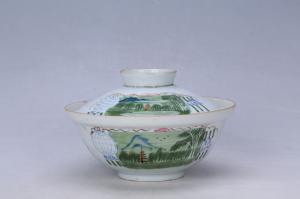 003494“高陂泰和出品”款“高峰水景”青花红绿彩风景图盖碗
