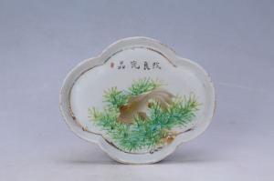 003520	“改良瓷品”款釉上彩鱼藻纹花形托盘