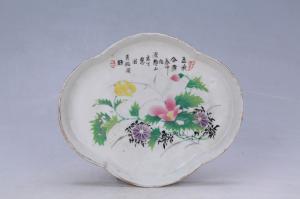 003521	“玉液含黄春仲为陈静山先生惠用吴梅阁赠”款五彩花卉纹花形托盘
