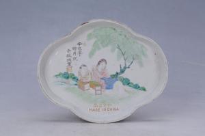 003529	“辛巳年腊月”“如合出品”款人物纹花形托盘