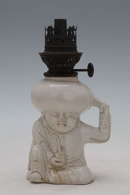 9、白釉人物形煤油灯.jpg