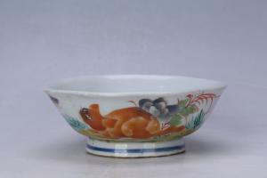 003497“玉顺制造”款五彩猫蝶纹花口碗