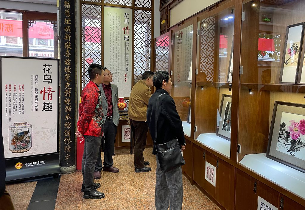观众参观.jpg